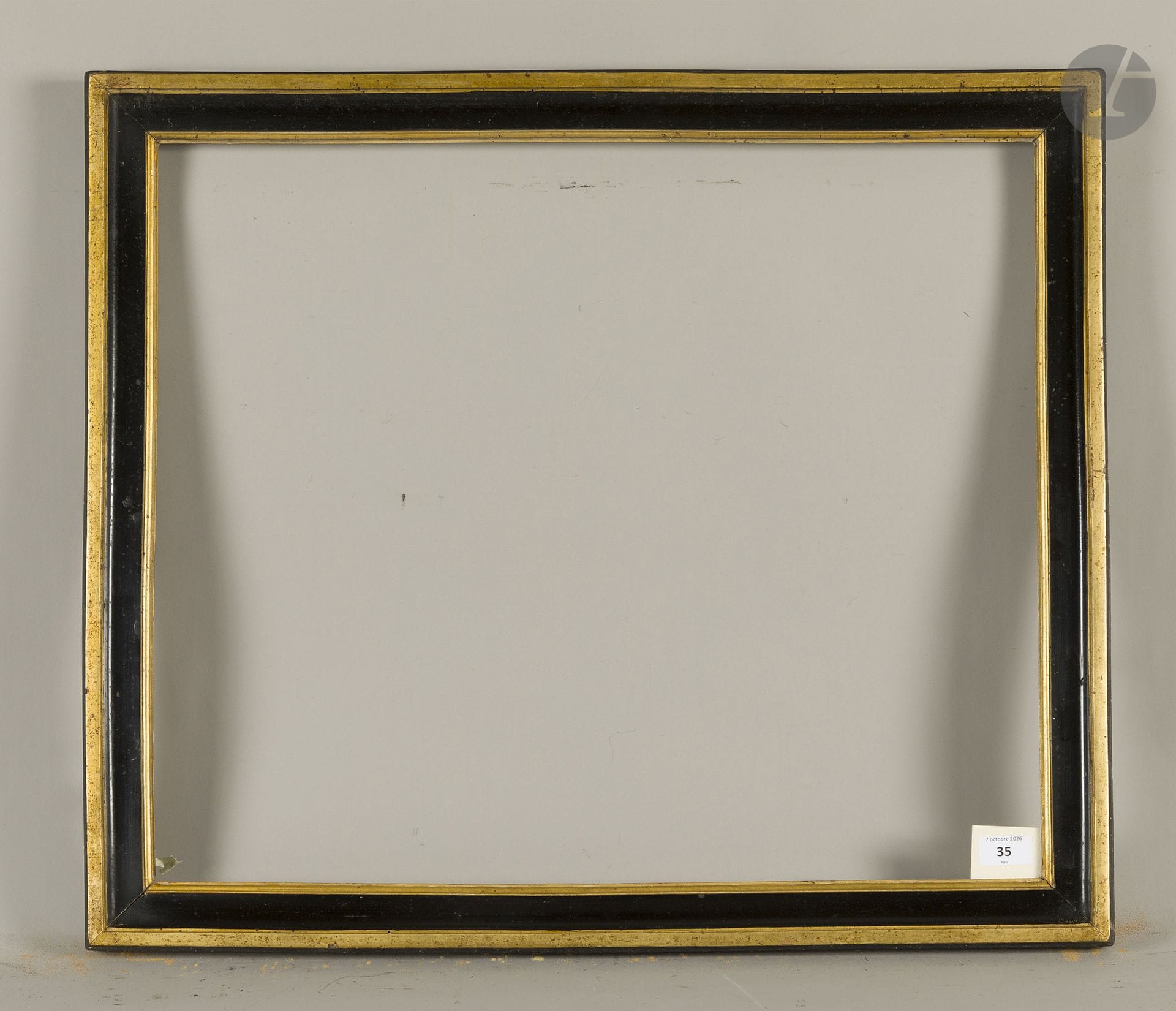 Baguette en bois mouluré noir et or. Fin du XVIIIe siècle. 54,2 x 63,3 cm - Profil : 5,5 cm  
Dimensions en fond de feuillures  : 56,5 x 65,2 cm