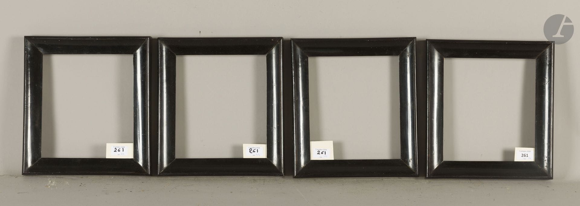 Suite de quatre gorges en bois fruitier mouluré et noirci. Italie, début du XIXe siècle (piqures). 20,7 x 23,7 cm, 20,8 x 23,5 cm et 20,8 x 23,7 cm - Profil : 4,2 cm  
Dimensions en fond de feuillures respectivement : 22,4 x 25,5 cm et 22,6 x 25,5 cm