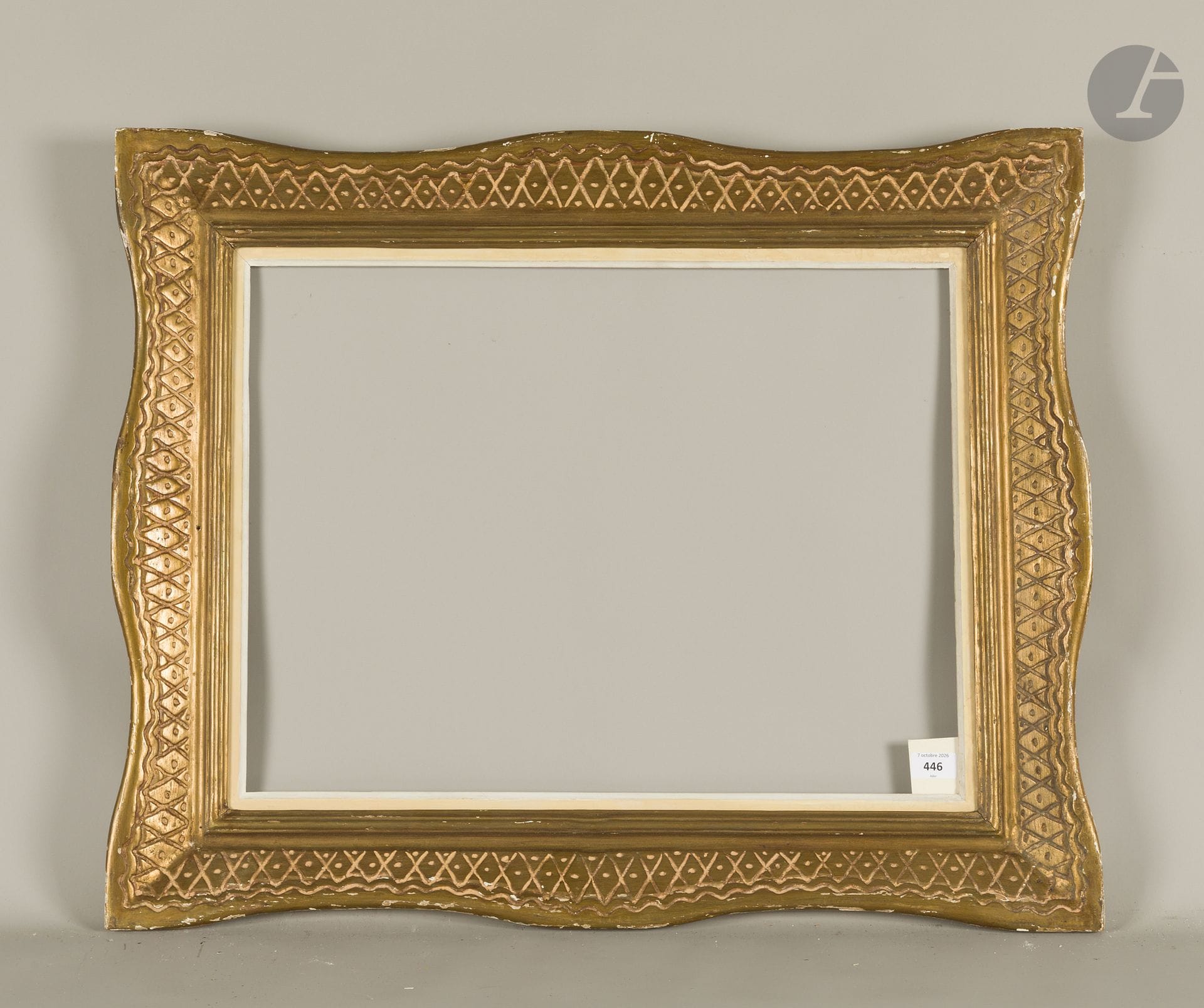 Cadre Montparnasse en bois sculpté, peint et patiné bronze à décor de losanges marque au fer P Bouche et étiquette. Circa 1950 (accidents). 44,2 x 59,5 cm - Profil : 11 cm (12P)   
Dimensions en fond de feuillures  : 46,2 x 61,4 cm