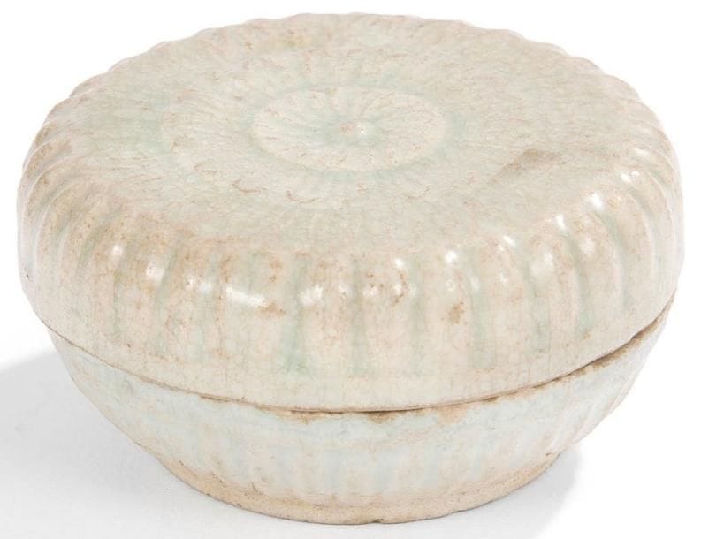 CHINE - Epoque SONG (960 - 1279)
Petite boîte en porcelaine émaillée céladon en forme de fleur. Diam.: 6 cm