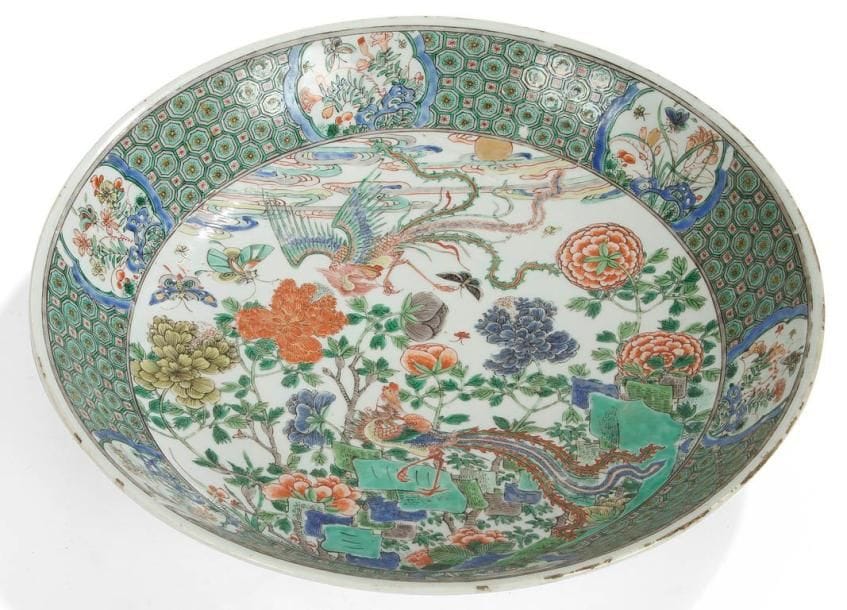 CHINE - EPOQUE KANGXI (1662 - 1722)
Grande coupe en porcelaine décorée en émaux polychromes de la famille rose d?un couple de phénix posé sur des rochers fleuris de pivoines. Au revers de la base, la marque à la feuille d?acanthe. Diam.: 34,5 cm Bord restauré et fêlure