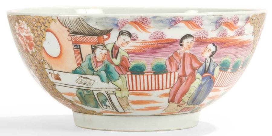 CHINE - FIN EPOQUE QIANLONG (1736 - 1795)
Bol en porcelaine à décor en émaux polychromes dit «mandarin» de deux médaillons de couples sur fond de treillis. Diam.: 22 cm