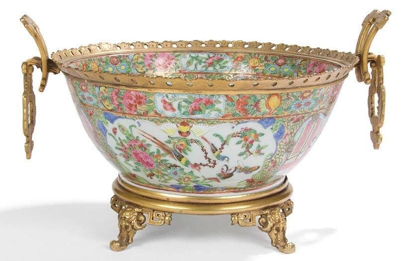 CHINE - XIXe siècle
Grand bol en porcelaine décorée en émaux polychromes de jeunes femmes et lettrés dans des réserves sur fond de papillons et fleurs. Diam.: 28 cm Monté en bronze doré