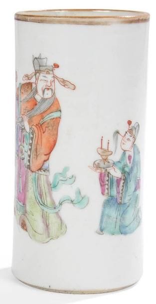 CHINE - XIXe siècle
Porte-pinceaux en porcelaine décorée en émaux polychromes d?un lettré et son serviteur. Au revers de la base, la marque apocryphe de Chenghua. H.: 12,2 cm Fêlure