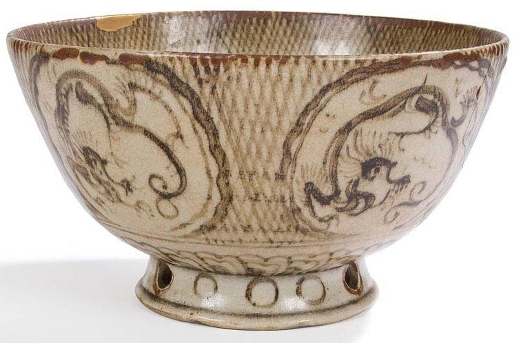 JAPON - Fin Époque EDO (1603 - 1868)
Grand bol sur piédouche en grès décoré en rouge de cuivre de médaillons de dragons à l?extérieur, l?intérieur orné d?un médaillon et d?une fleur de cerisier. Diam.: 25,3 cm Restaurations au laque or