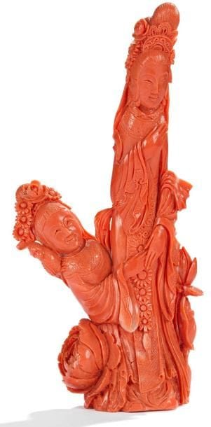CHINE - Début XXe siècle
Groupe en corail rouge, jeune femme debout tenant une branche de lotus, accompagnée par sa servante avec une perruche et une pivoine. H.: 17,5 cm Poids: 266 g