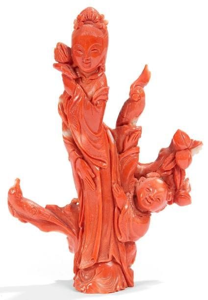 JAPON - Début XXe siècle
Groupe en corail rouge, jeune femme debout accompagnée d?un enfant et tenant une fleur de lotus, deux phénix à ses côtés. H.: 15 cm Poids: 282 g Petits éclats