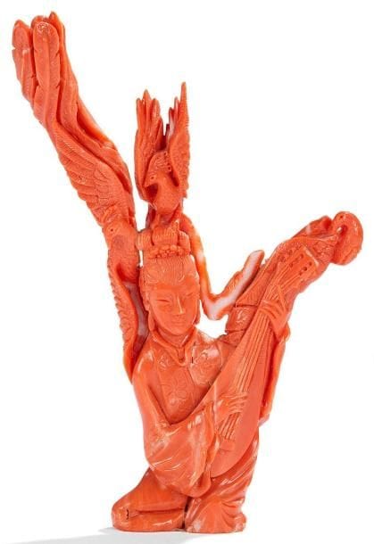 JAPON - Début XXe siècle
Groupe en corail rouge, jeune femme assise jouant du biwa, un couple de paons derrière elle. H.: 14,5 cm Poids: 120 g