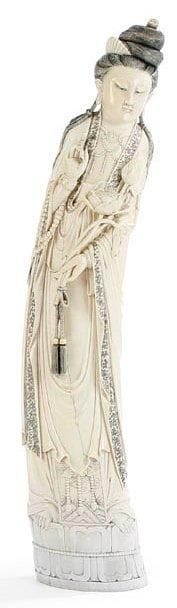 Statuette Guan Yin en ivoire. H.: 62 cm Gerse, deux doigts cassés