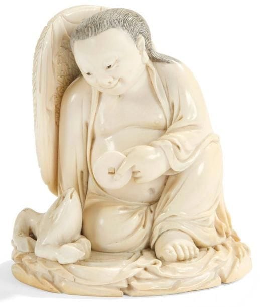 CHINE - XXe siècle
Groupe en ivoire, Liu Hai assis avec son crapaud à trois pattes. H.: 9,8 cm