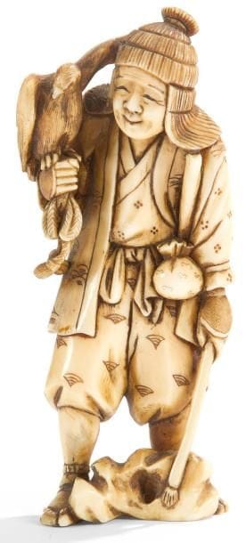 JAPON - Epoque MEIJI (1868 - 1912)
Okimono en dent d?hippopotame, chasseur de faucon debout avec son faucon sur sa main droite. Signé dans un cartouche en laque rouge Gyokuyama. H.: 11,3 cm
