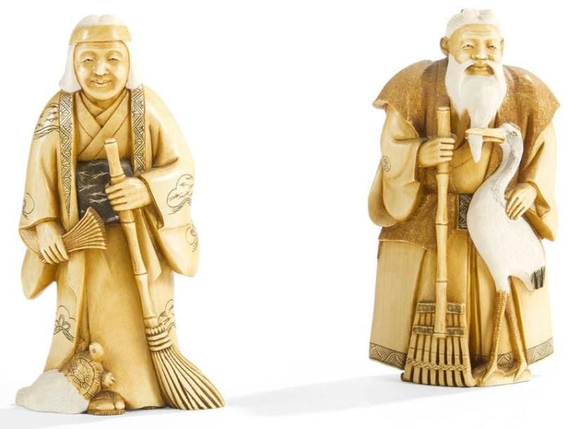 JAPON - Epoque MEIJI (1868 - 1912)
Deux okimono en ivoire à patine jaune, Jo et Uba debout avec un balai et un râteau. H.: 12,5 cm