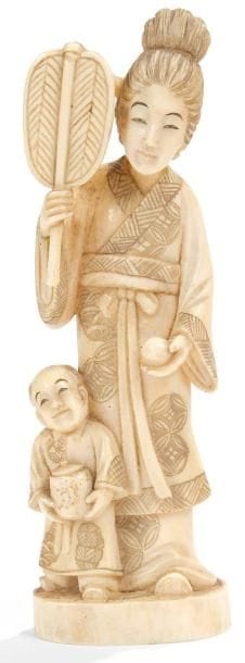 JAPON
Femme avec éventail et enfant en ivoire. Signé sous la terrasse. H.: 14,5 cm Accidents