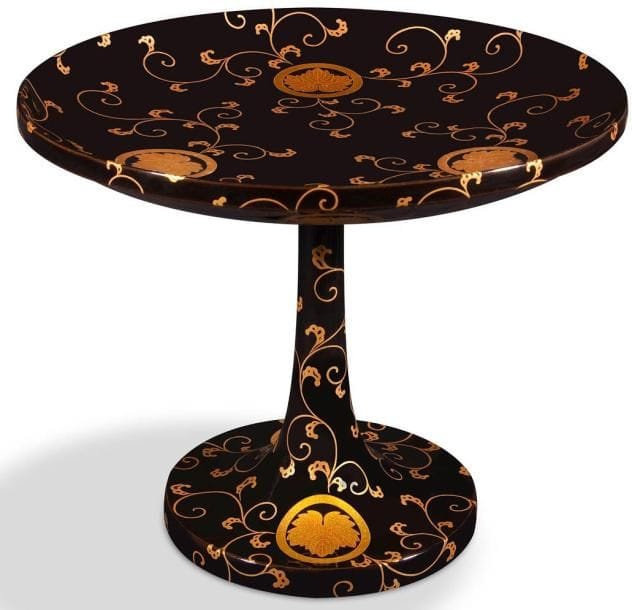JAPON
Présentoir sur piédouche en laque noir décoré en hira maki-e de laque or de mon. H.: 22 cm