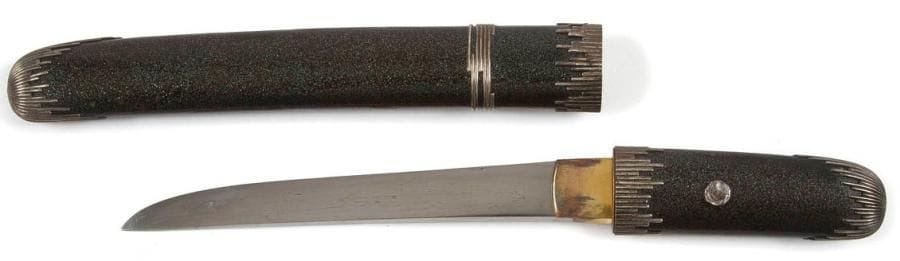 JAPON - XIXE SIÈCLE
Aikuchi Hira zukuri, lame koto, masame hada, trempe ko notare sur une base suguha, fusée non signée. L.: 16 cm. Poignée et saya en laque nashiji verte et élément de monture en argent