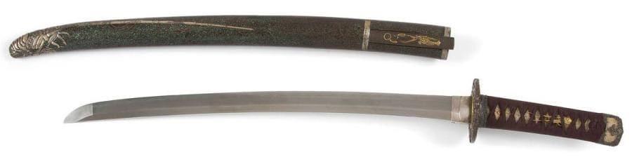 JAPON - XIXE SIÈCLE
Wakizashi, shinto shinogi zukuri, trempe gunome de style Mino. L.: 44,6 cm. Fusée non signée. Tsuba et fushi kashira en suaka à décor de vagues. Fourreau en laque nashiji, Menuki à décor de langouste, kozuka de même décor