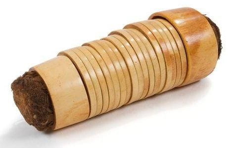 BAMILEKE (Cameroun) Brassard en ivoire. «Tza», porté par les dignitaires de haut rang au bras gauche. Formé de 19 bracelets enfilés, en dehors des cérémonies, sur une feuille de palmier. Patine brun clair et blonde. Longueur: 20,5 cm - Diamètre (le plus grand): 8,5 cm