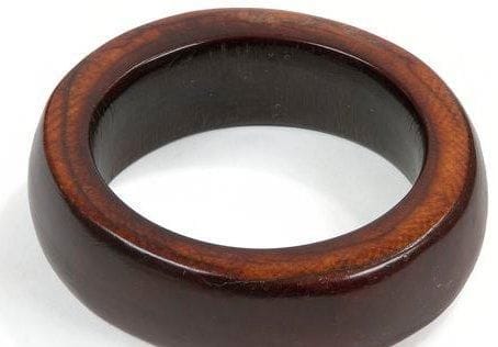 IGBO (Nigeria) Bracelet. Magnifique ivoire à patine rouge foncé. Épaisseur: 2 cm - Diamètre: 9 cm Provenance: Col. N.L. Bordeaux.