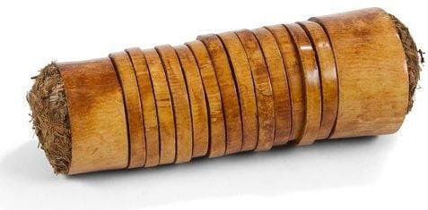 BAMILEKE (Cameroun) Brassard en ivoire. «Tza», porté par les dignitaires de haut rang au bras gauche. Formé de 15 bracelets enfilés, en dehors des cérémonies, sur une feuille de palmier. Patine brun clair. Longueur: 22 cm - Diamètre (le plus grand): 10 cm Provenance: Col. N.L. Bordeaux.