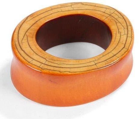 URHOBO (Nigeria) Bracelet. Très bel ivoire à patine miel orangé. Épaisseur: 3,5 cm - Diamètre: 10 cm Provenance: Col. N.L. Bordeaux.