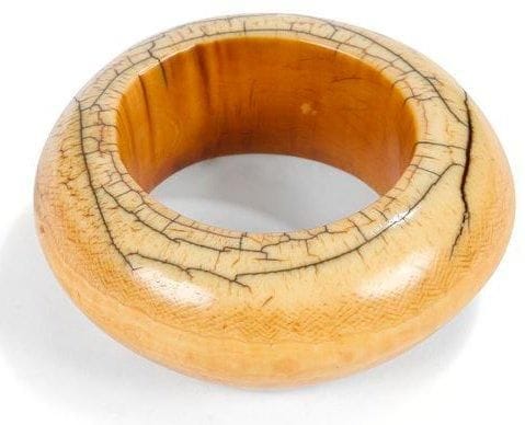BAMILEKE (Cameroun) Bracelet. Superbe ivoire à patine blonde et brun orangé. Épaisseur: 3,5 cm - Diamètre: 11 cm Provenance: Col. N.L. Bordeaux.