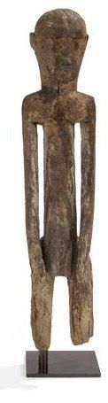 TIEFO (Burkina Faso) Statue. Bois à patine crouteuse grise avec traces de libations. Sculpture puissante, les bras le long du corps. Rare statue de la région de Sideradougou, limitrophe des Dorossié. Hauteur: 49 cm