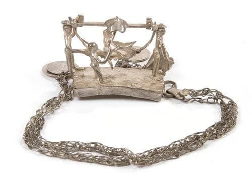 FON (Bénin) Bracelet. Ornement porté au bras par les féticheuses et les prêtresses du culte Vodun. Alliage d'argent bas titre. Représente un colon «transporté». Hauteur: 4 cm - Longueur: 5 cm