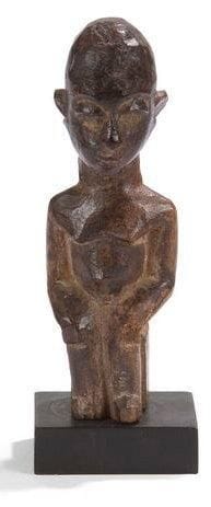 LOBI (Burkina Faso) Statuette. Personnage masculin, les mains sur les genoux, patine brune. Hauteur: 11 cm