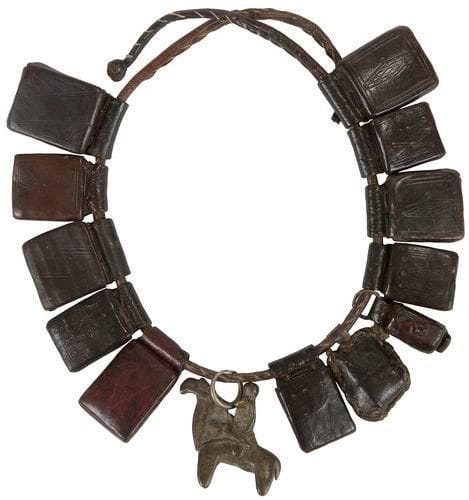 KOTOKO (Tchad) Ceinture talisman. «Putchu guinadji», littéralement «cavalier contre la folie». La fonction de cette ceinture de cuir à laquelle sont accrochés des talismans de cuir et des chevaux en bronze à cire perdue enveloppés de cuir, est de protéger le porteur d'un acte de sorcellerie pouvant entrainer des anomalies du comportement ou une possession des esprits. Ceinture comportant 11 talismans, un cavalier en bronze ayant perdu son enveloppe de cuir et un cavalier cousu dans un cuir. Longueur: 36 cm / 78 cm Bibliographie: Pr P. Peroni, Putchu guinadji, 2011, tribale globale primary art, p. 216-238, p. 280-284.