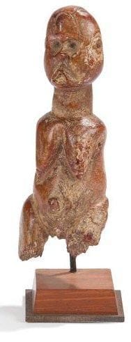 BAMILEKE (Cameroun) Statuette. En ivoire, patine brun rouge, traces de kaolin, usures et cassures. Hauteur: 11,5 cm