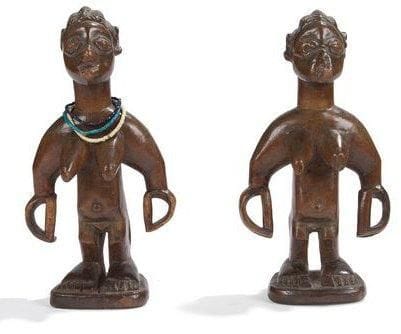ADJA/NAGO (Bénin) Paire d'Ibedji. Statues de sexe féminin pour le culte des jumeaux, bois à patine brune, colliers de perles. Hauteur: 20,5 cm