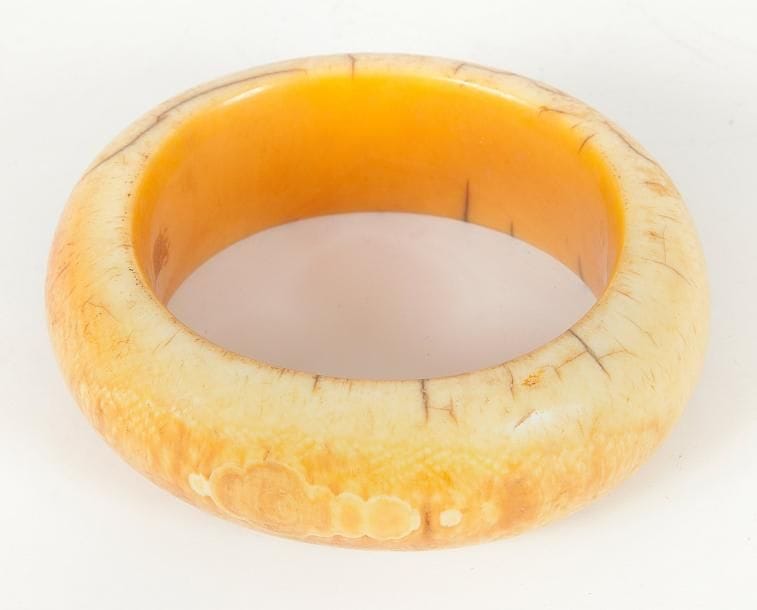 BAMILEKE (Cameroun) Un bracelet en ivoire à patine blonde. Travail post-colonial. Diamètre: 10 cm - Epaisseur: 3 cm
