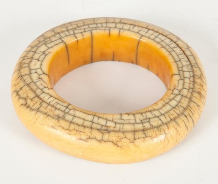 IGBO (Nigéria) Un bracelet en ivoire à belle patine blonde. Diamètre: 11,5 cm - Epaisseur: 2,3 cm