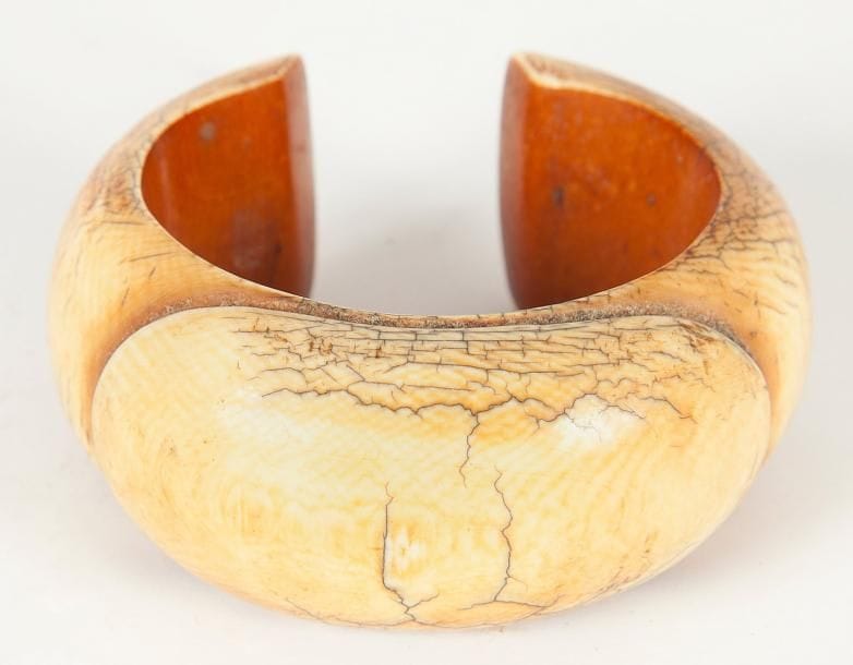 BAMILEKE (Cameroun) Petit bracelet à tenon en ivoire. Patine blonde et rouge orangé. Circa 1950. Diamètre: 7,5 cm - Epaisseur: 3,3 cm