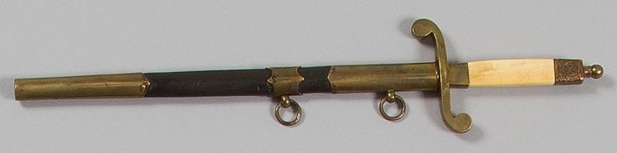 Dague d'officier de Marine Russe. Poignée en ivoire. Calotte au chiffre de Nicolas II. Garde en «S» en laiton. Lame quadrangulaire en creux, marquée au talon «F.W. Holer Solingen». Fourreau en forme recouvert de cuir, à trois garnitures en laiton découpé et deux anneaux. B.E. Règne de Nicolas II (1894-1917).