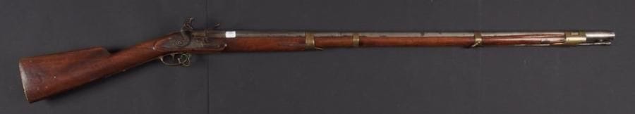 Fusil d'infanterie à silex. Canon rond à pans au tonnerre. Platine avec reste de signature «DL» et chien à corps plat. Garnitures en laiton. Crosse et fût (petit éclat) en noyer. Baguette en fer. L. canon: 100 cm - L. totale: 139 cm A.B.E. (Accident mécanique, composite). XVIIIe siècle.
