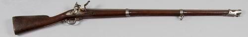 Fusil d'infanterie type An IX. Canon rond à pans au tonnerre, avec poinçons étrangers. Platine et chien à corps rond. Garnitures en fer. Crosse en noyer. Baguette en fer. L. canon: 96 cm - L. totale: 124 cm A.B.E. (Mâchoire supérieure et vis de chien postérieure). Fin du XVIIIe siècle.