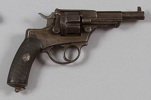 Revolver type 1874 civil, six coups, calibre 11 mm Barillet évidé. Plaquette de crosse en bois noirci quadrillé. E.M. (Piqûres). Poinçon de Liège.