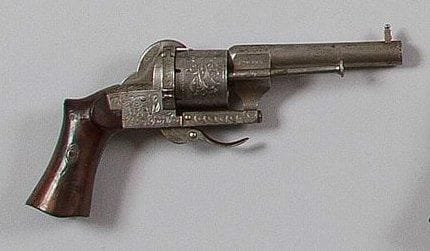 Revolver Lefaucheux à broche, six coups, calibre 7 mm Canon rond marqué «E.Lefaucheux Bte à Paris.» Carcasse ouverte gravée de rinceaux. Chien sans crête, détente pliante. Plaquettes de crosse en noyer. Baguette en fer. A.B.E. (Petites piqûres). Vers 1870/1880.