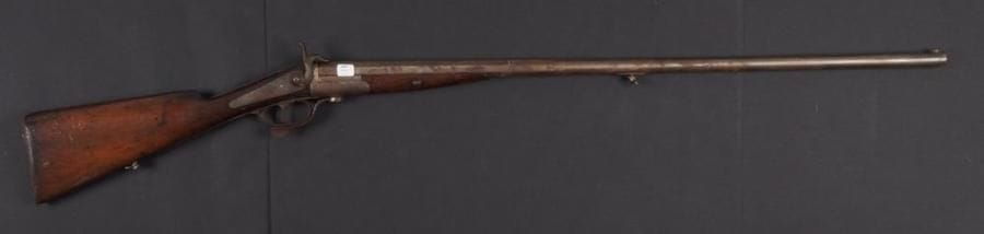 Fusil de chasse à broche, un coup, calibre 12. Canon rond à pans au tonnerre. Platine arrière. Garnitures en fer. Crosse en noyer. E.M. Vers 1880.
