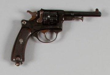 Revolver modèle 1887 d'essai, civil, six coups, calibre 8 mm Canon rond à guidon claveté. Barillet cannelé frappé «ST ETIENNE». Carcasse gravée «St Etienne». Crosse à plaquettes de noyer quadrillé. B.E. Finition rebleuie.