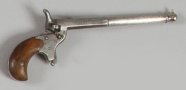 Pistolet dit de cycliste, un coup, calibre 5,5 mm. Long canon rond tulipé à la bouche à pans au tonnerre, extracteur à oreille. Détente éperon. Plaquettes de crosse en noyer. B.E. Vers 1880/1890.