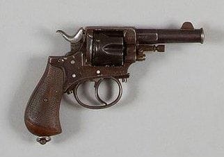 Revolver Bulldog, six coups, calibre 320. Canon rond à pans au tonnerre. Carcasse fermée, barillet cannelé. Plaquettes de crosse en noyer quadrillé. B.E. Finition bronzée. Vers 1880.