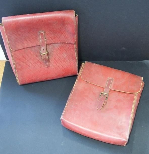 Deux sacoches de spahis. En cuir rouge quadrillé. Attache et boucle en laiton. Une avec marquages. H.: 30 cm B.E.