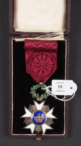 BELGIQUE
Ordre de la Couronne. Étoile d'officier. Vermeil et émail. Ruban à rosette. Largeur: 45 mm Dans son écrin de la maison De Vigne-Hart, Bruxelles. T.T.B.