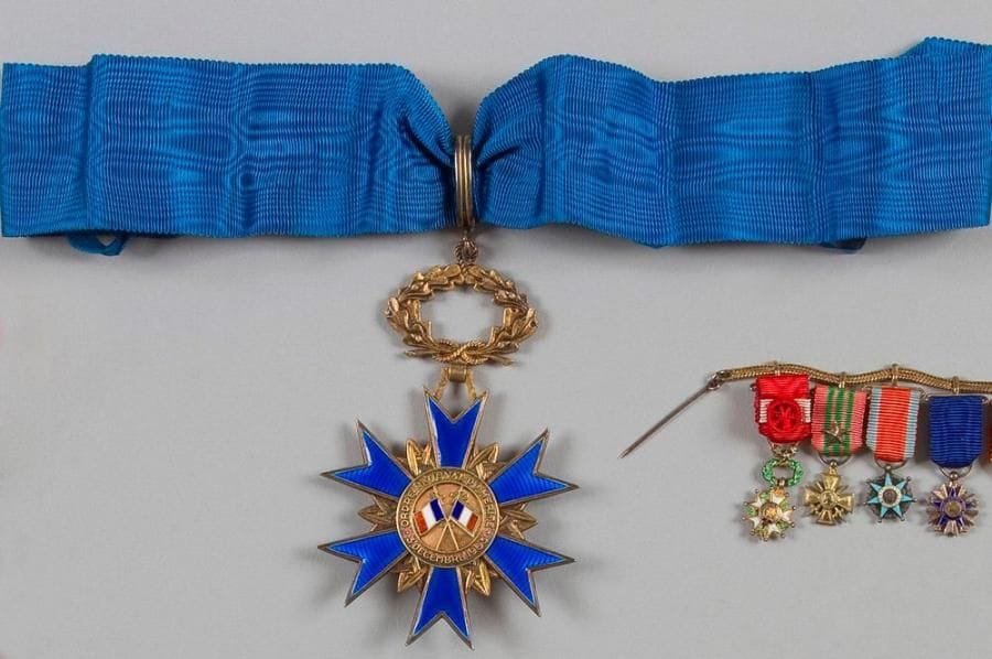 France
ORDRE NATIONAL DU MÉRITE Étoile de commandeur. Vermeil. Poinçon crabe. Cravate. T.T.B. (Une pointe légèrement fossé avec un infime manque d'émail). On y joint cinq rosettes de l'ordre de la Légion d'honneur et de l'ordre national du mérite.