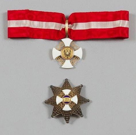 ITALIE
ORDRE DE LA COURONNE, fondé en 1868. Ensemble de Grand officier de la Couronne d'Italie: - Croix. Or et émail (éclat à une branche). Cravate. H.: 54 mm - Plaque. Argent, or et émail. Marque du fabricant CRAVANZOLA au revers. H.: 74 mm Dans son écrin en toile rouge de la Maison GARDINO (Successeur de CRAVANZOLA) au chiffre de Victor Emmanuel. T.T.B. Historique: C'est à l'occasion des fêtes d'Arezzo en l'honneur de Pétrarque en 1931, que Pierre de Nolhac fût nommé Grand officier dans l'ordre de la Couronne d'Italie, pays qu'il avait beaucoup étudié et aimé. Il dirigea notamment le comité «France-Italie», créé à son initiative en 1922 dans le sillage des accords du Latran.