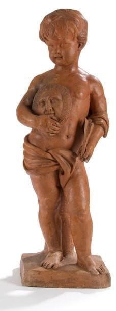 Attribué à Roucourt (actif en Flandres dans la 2e moitié du XVIIIe siècle)
Allégorie de la Vertu Grande statuette en terre cuite. H.: 87 cm Dernier quart du XVIIIe siècle. Petits accidents visibles. Actif en Flandres dans la deuxième moitié du XVIIIe siècle, Roucourt multiplie les sujets savants et allégoriques à l'image de cette représentation de la «Vertu», caractéristique de sa manière (canon ramassé des figures, goût pour les attributs). Ici, le soleil dans la main symbolise la vertu qui réchauffe le coeur, tandis que la pique représente le vice. Le musée des Arts décoratifs conserve une Allégorie de la Sculpture, tandis qu'une suite de statuettes conservées au château d'Hex, signées et datées «Roucourt 1772 Bruxelles», sert de point d'appui pour l'attribution de cette allégorie à ce sculpteur décoratif wallon