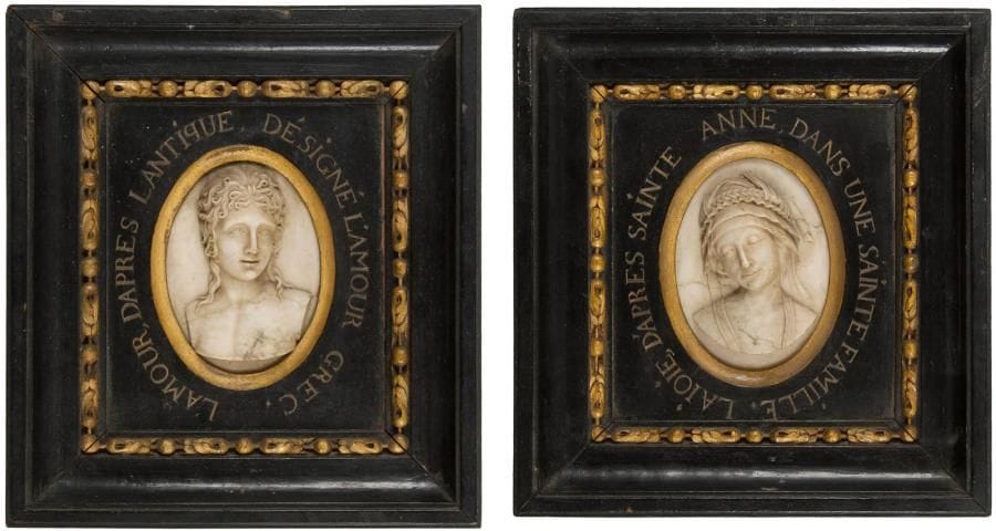 Jean-Pierre Glorieux (actif dans la deuxième moitié du XVIIIe siècle)
L'Amour et la Joie Paire de bas-reliefs ovales en albâtre. Encadrement en bois noirci et doré d'origine. H.: 22,5 cm - L.: 20 cm Pour illustrer «l'Amour» et «la Joie», Glorieux s'est curieusement inspiré de modèles gravés sans aucun lien avec le sujet représenté, mais heureux prétexte pour la réalisation de ces petites figures finement sculptées dans un albâtre laiteux, à la manière de Jean-François Rosset dont il est un habile suiveur