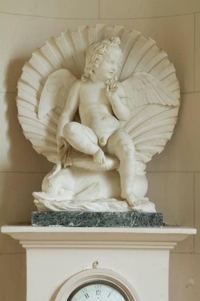 D'après Bengt Erland FOGELBERG (1786-1854)
Figure d'Amour tenant un arc en marbre blanc, assis sur un dauphin devant une coquille stylisée. XIXe siècle. Petits éclats. H.: 85 cm - L.: 60 cm - P.: 35 cm Provenance: château de Boissy Lot vendu sur désignation